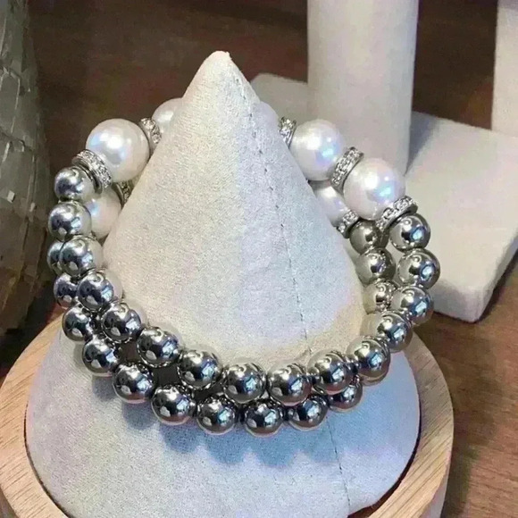 Vintage Stretch Bracelet - white and silver, Glass and Acrylic Beads - Set of 2 - Picture 2 of 5